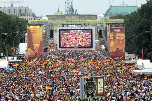 Fans der deutschen Nationalmannschaft verwandelten zur Fußballweltmeisterschaft 2006 – wie am Brandenburger Tor – öffentliche Plätze in ein schwarz-rot-goldenes Fahnenmeer.