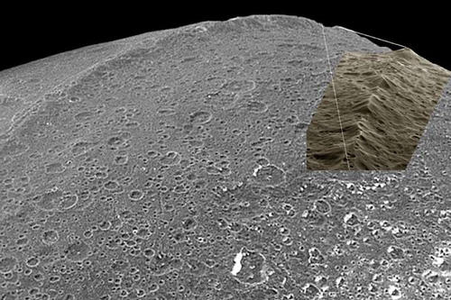 Äquatorialer Bergrücken auf Iapetus, aufgenommen von der ISS-Kamera der Raumsonde Cassini-Huygens. Die über 2.000 Kilometer lange Erhebung befindet sich exakt am Äquator und bildet so eine geologische und geographische Landmarke.