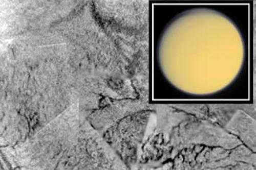 Beim Sinkflug durch die Atmosphäre des Saturnmondes Titan (kl. Bild) entdeckte die Huygens-Sonde auf der eisigen Oberfläche ausgeprägte Flusssysteme.