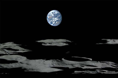 Die Erde verschwindet hinter dem Horizont ihres Mondes, beobachtet von der japanischen Kaguya-Sonde. Hier am Südpol des Mondes gibt es Gebiete, die niemals vom Sonnenlicht beschienen werden.