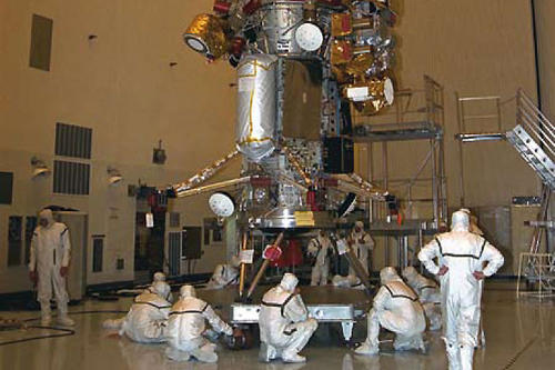 Montage der Raumsonde Cassini-Huygens in Cape Canaveral (Florida): Diese größte je gebaute, unbemannte US-Raumsonde (Höhe: 6,70 Meter) begann ihre Reise 1997 und erreichte den Ringplaneten Saturn im Jahr 2004.