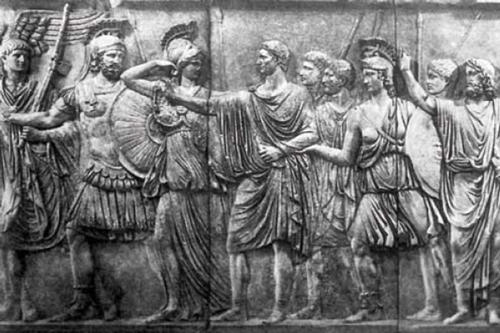 Adventuszeremoniell: Das sogenannte Cancelleria-Relief zeigt den römischen Kaiser Nerva begleitet von Virtus, dem Genius des Senates, dem Genius des römischen Volkes und Liktoren.