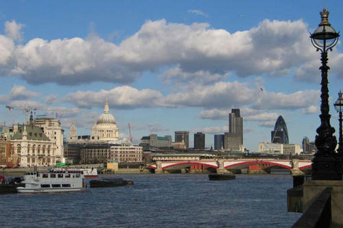 Ansicht Londons mit Blick in Richtung St. Paul’s Cathedral: London ist neben Moskau die wohl einzige Stadt Europas, die sich im Sinne einer sich globalisierenden Stadtregion entwickelt.