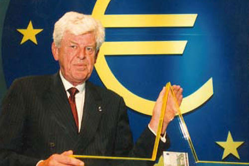 Der niederländische Ökonom Wim Duisenberg (1935–2005) war von 1998 bis 2003 der erste Präsident der Europäischen Zentralbank in Frankfurt am Main. Das Amt trug ihm den Namen „Mr. Euro“ ein.