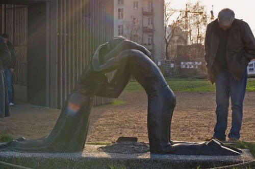 Vor der „Kapelle der Versöhnung“ knien zwei Frauen aus Bronze, die sich innig umarmen. Dieses Kunstwerk wurde der Gedenkstätte Berliner Mauer in der Bernauer Straße geschenkt.