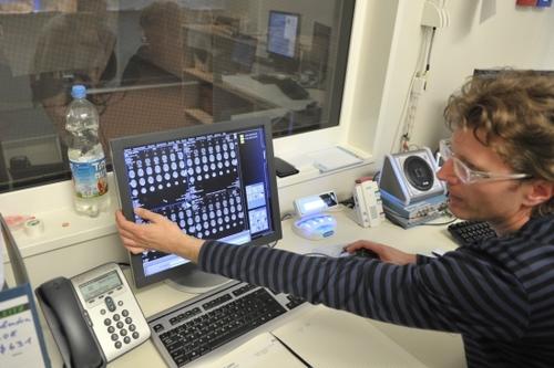Während der 90 Minuten im fMRT können die Forscher vom Kontrollraum aus den Probanden direkt ins Gehirn schauen