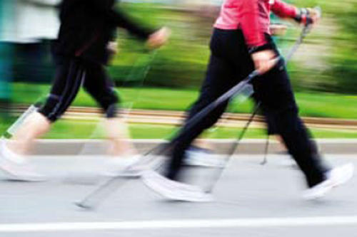 Fit und mobil bis ins hohe Alter – Sportarten wie Nordic Walking eignen sich dafür ganz besonders.