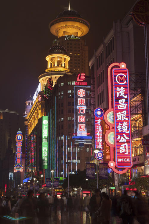 Zu den Forschungsthemen, mit denen sich die Doktoranden beschäftigen werden, gehört das Wachstumsland China. Das Bild zeigt eine Straße in Shanghai.