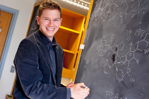 Bringt Fluor und Kohlenstoff zusammen: Der Chemiker Tobias Ritter forscht und lehrt in Harvard. Seine Arbeit über Fluorierungsmethoden ist von großer Bedeutung für die Diagnose und Therapie von Krankheiten wie Krebs.