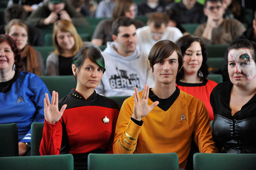 Besuch der besonderen Art: Kostümierte Zuschauer zeigen die die typische Grußgeste aus "Star Trek".