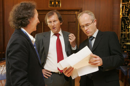 Werner Väth bespricht sich 2007 mit den damaligen Vizepräsidenten Ursula Lehmkuhl und Jochen Schiller nach der Entscheidung in der ersten Runde der Exzellenzinitiative.