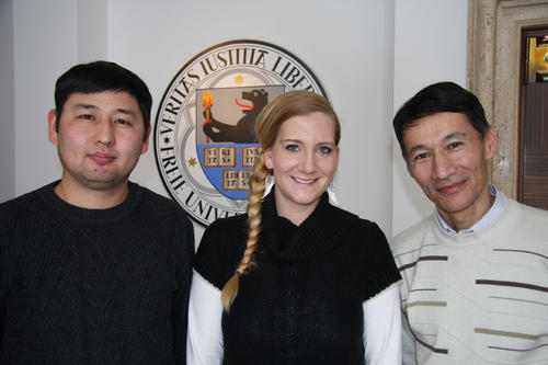 Die Doktoranden Oktiabr Topbaev (links) und Mukhtar Kasymow (rechts) mit Nicole Lamm, Koordinatorin des Projektes an der Freien Universität.