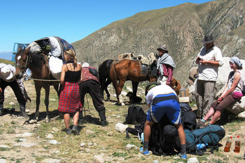 Gut gerüstet: Wissenschaftler und Studierende beladen Packpferde für eine Exkursion ins Ükök-Tal.