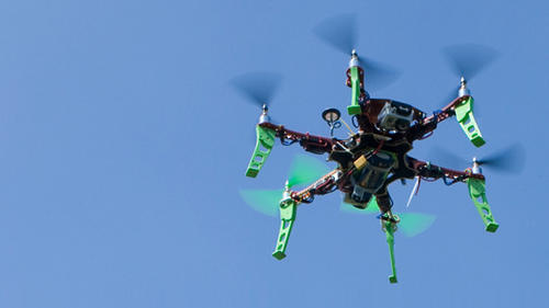 Flugroboter „Archäocopterix“ macht Luft-und Nahaufnahmen. Entwickelt wurde er von Wissenschaftlern und Studierenden der AG Intelligente Systeme und Robotik der Freien Universität und der HTW Dresden.