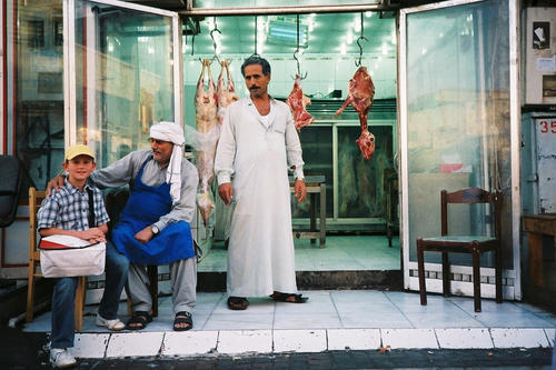 Begegnungen im Alltag eines muslimischen Landes: Drei Generationen vor einer Fleischerei in der Altstadt von Dschidda, Saudi-Arabien. Das Kind ist ein deutscher Gast. Das hier abgebildete Foto ist Teil der Ausstellung „Framing Muslims“.