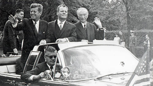 US-Präsident John F. Kennedy, Berlins Regierender Bürgermeister Willy Brandt und Bundeskanzler Konrad Adenauer (im Wagen stehend von links).