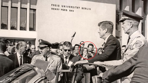 Damals und heute: Die Schülerin Eva Quistorp und der Fotograf Reinhard Friedrich jubelten 1963 John-F. Kennedy zu (mit Kreis gekennzeichnet).