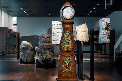 Objekte aus dem Museum Europäischer Kulturen der Staatlichen Museen zu Berlin wandern zur Probe in das Ethnologische Museum.