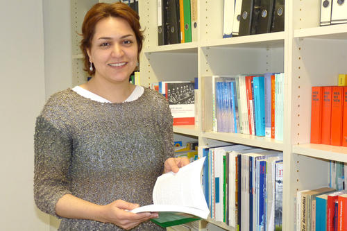 Die Humboldt-Stipendiatin Maryam Bakhshi erforscht das Potenzial von Bioenergie im Iran.