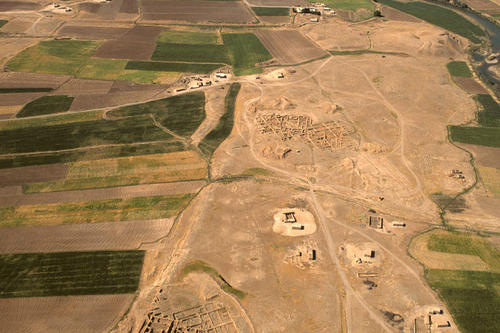 Riesige Grabungsfläche im Nordosten Syriens: Das Stadtgebiet von Dur-Katlimmu am Fluss Habur von Norden mit Ausgrabungsabschnitten