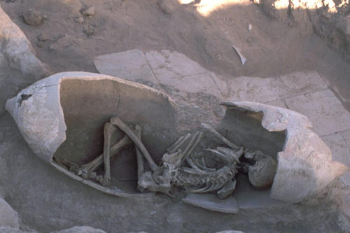 Aus Ruinen geboren: Bewohner Dur Katlimmus bestatteten im 2. Jahrhundert v.Chr. ihre Toten in sogenannten Doppeltopfgräbern.