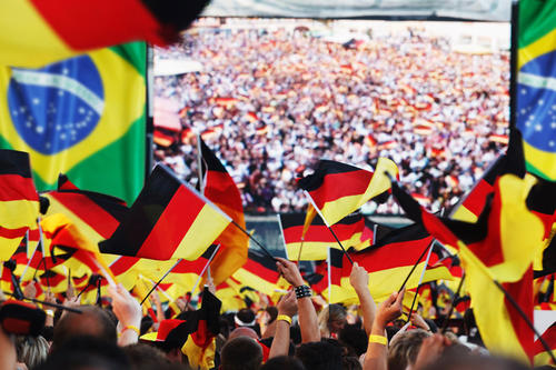 Die Fußballweltmeisterschaft hat begonnen und in Deutschland freuen sich die Fans wieder darauf, der Nationalmannschaft zuzujubeln.