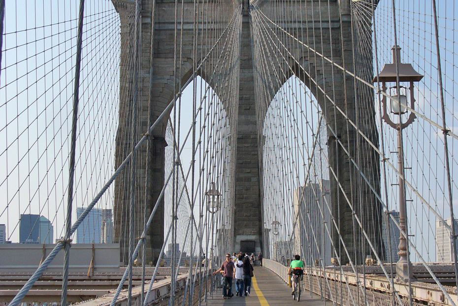 Stabile Verbindung. Die New Yorker Brooklyn Bridge überspannt den East River und verbindet den Bezirk Brooklyn mit dem Stadtteil Manhattan, in dem auch das Büro der Freien Universität Berlin seinen Sitz hat.