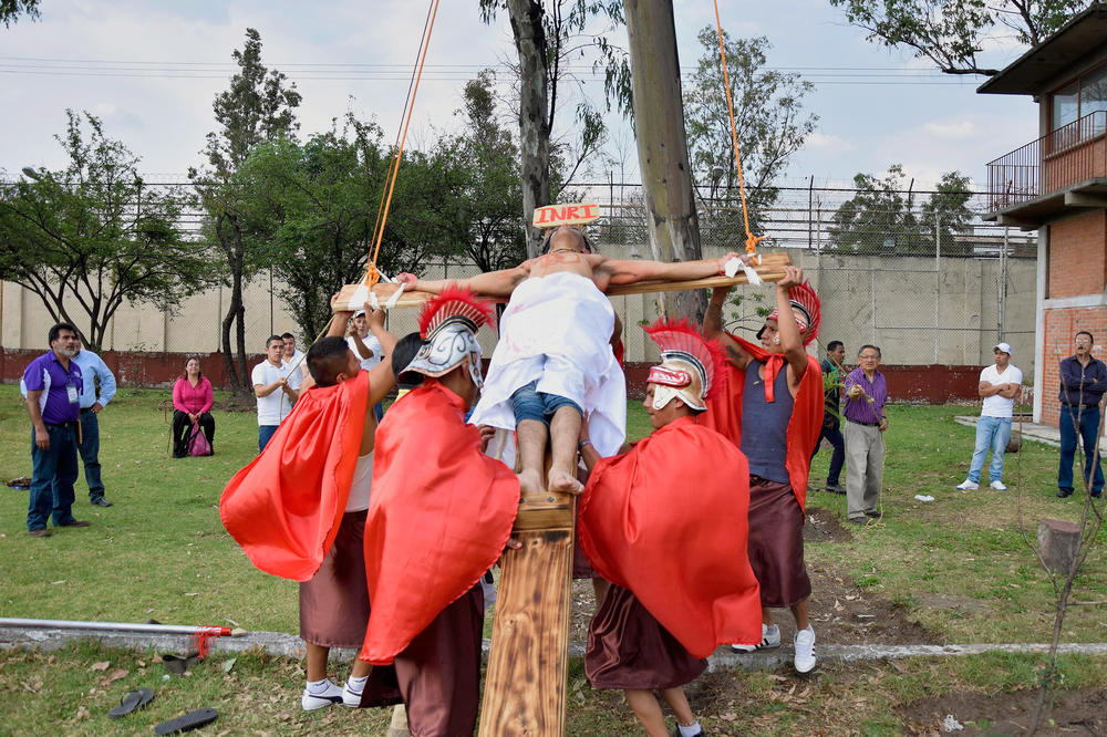 Ostern im Gefängnis: Die Kreuzigung von Jesus wird im Jugendgefängnis San Fernando in Mexiko-Stadt als Theaterstück aufgeführt.