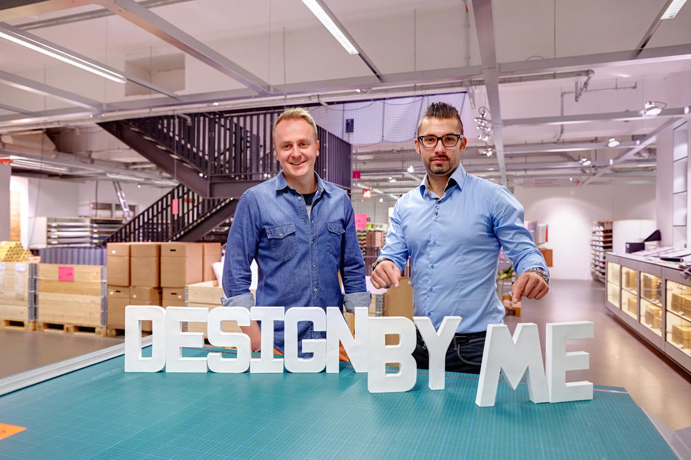 Thomas Brzezinski und Piotr Czemerys, zwei der drei Gründer von „DesignBy.Me“, machen selbstgestaltete Produkte im Internet anschaulich.