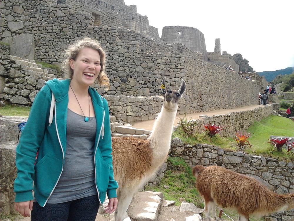 Rebecca Klars verbringt ein Semester im kolumbischen Bogotá. Die 24-jährige Studentin der Lateinamerikastudien hat ein Faible für Salsa – und Lamas, wie das im vergangenen Jahr in der Inkastadt Machu Picchu aufgenommene Bild zeigt.