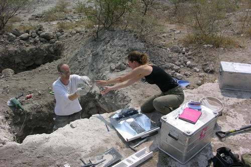 Suche nach Hinweisen auf einen steinzeitlichen See: Kai Hartmann und Studentin Venise Bayer. Damit wäre belegt, dass seinerzeit in der Kalahari ein weniger trockenes Klima herrscht als bisher angenommen.