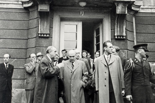 Gipfeltreffen USA-Berlin: Am 12. Oktober 1949, kurz nach seinem Amtsantritt als Hoher Kommissar der amerikanischen Besatzungszone, besucht John Jay McCloy (vorne 2. v. l.) die Freie Universität. Links neben ihm Oberbürgermeister Ernst Reuter.
