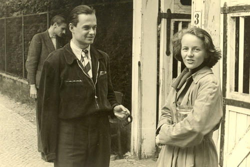 Krista Tillmanns mit einem Kommilitonen vor dem Haus Boltzmannstraße 3