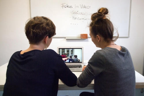 Lernen am Video: Zwei Lehramtsstudentinnen diskutieren eine Klassensituation, die zuvor in einer Schule aufgenommen wurde.