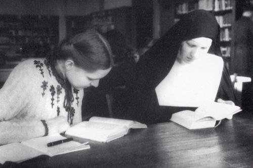 Zwei Studentinnen – eine von ihnen in Ordenstracht – 1949 im Lesesaal des Germanischen Seminars.