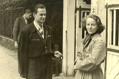 Ein Student und eine Studentin in den 1940er Jahren am Tor.