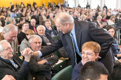Herzliche Gesten: Peter Lange, vor ihm Ehefrau Gudrun Lange, begrüßt die ehemaligen Präsidenten der Universität, Johann Gerlach und Rolf Kreibich (vordere Reihe von links).