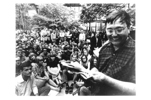 Aus dem Sit-in 1966 wurde ein Teach-in: Kabarettist Wolfgang Neuss trat vor Studierenden im Lichthof des Henry-Ford-Baus auf.