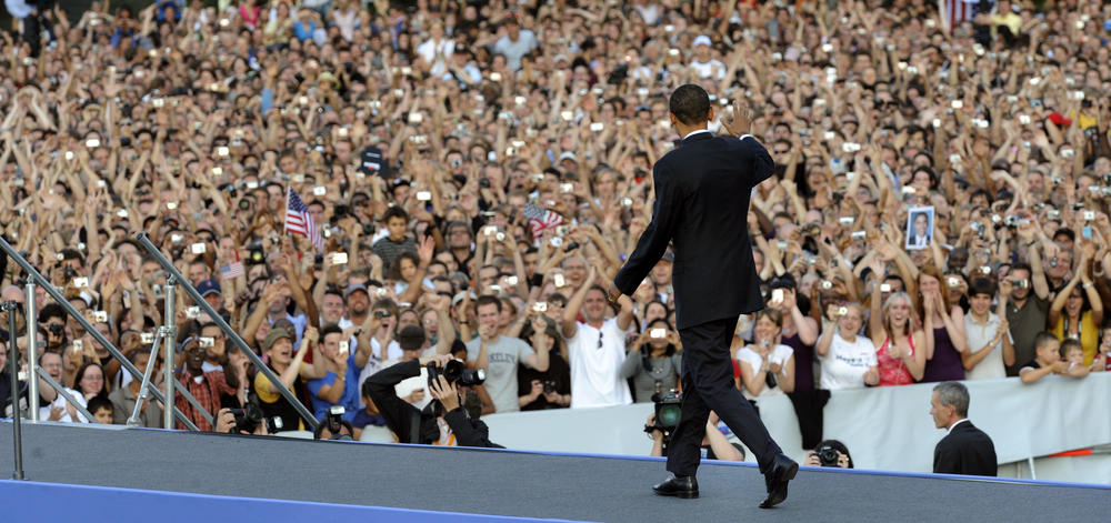 Umjubelter Hoffnungsträger. Barack Obama bei seinem Besuch 2008 in Berlin. Nicht als Präsidentschaftskandidat, sondern als Bürger sei er gekommen, sagte er damals vor Zehntausenden an der Siegessäule.
