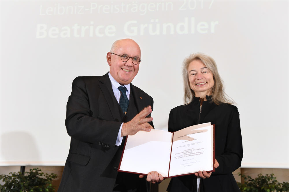 Eine Ehre: Peter Strohschneider, Präsident der Deutschen Forschungsgemeinschaft, überreicht Beatrice Gründler den Gottfried-Wilhelm-Leibniz-Preis 2017.