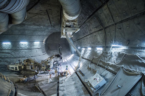 Das frühere Eisenerzbergwerk Schacht Konrad in Salzgitter wird für die künftige Nutzung als Atommüll-Lager präpariert. Arbeiter führen im August 2017 Bohr- und Betonierarbeiten im späteren Kontrollbereich aus.