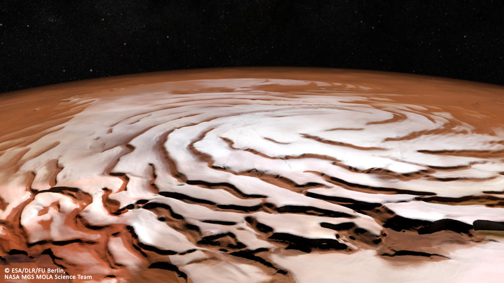 Ein neu erstelltes Farbmosaik, angefertigt aus 32 einzelnen Orbitstreifen die mit der High Resolution Stereo Camera (HRSC) aufgenommen wurden, zeigt die Nordpoleiskappe des Mars.