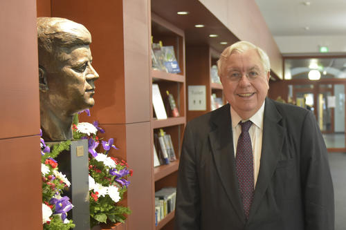 Kennedy im Blick: Der ehemalige US-Botschafter John Kornblum neben der Büste des früheren US-Präsidenten im John-F.-Kennedy-Institut.