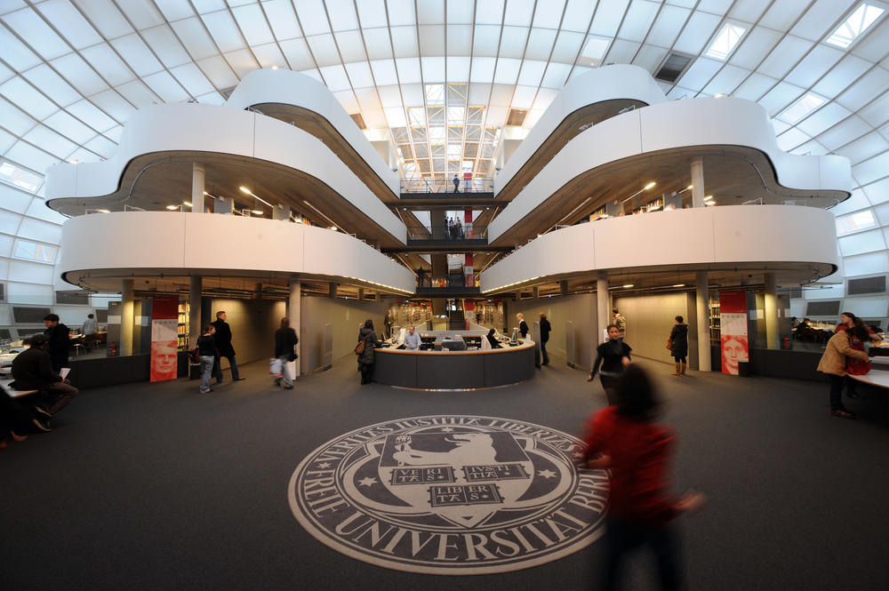 Architektonisches Herzstück: Die Philologische Bibliothek, von Sir Norman Foster erbaut und 2005 eröffnet, ist zu einem Wahrzeichen der Freien Universität geworden. Sie ist in den Gebäudekomplex der Rost- und Silberlaube integriert.