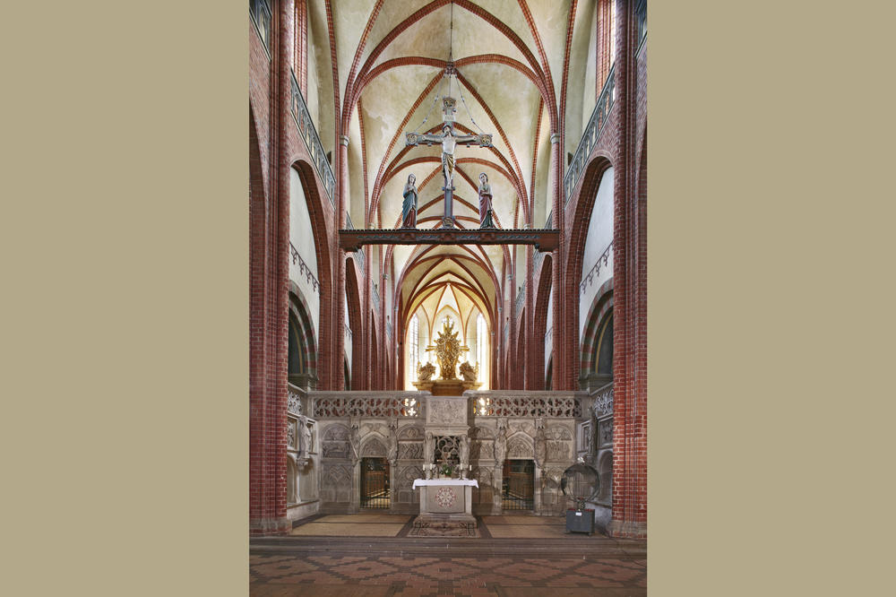 Langhaus und Chor im Dom zu Havelberg werden noch immer von einem mittelalterlichen Lettner und einer monumentalen hölzernen Triumpfkreuzgruppe voneinander getrennt