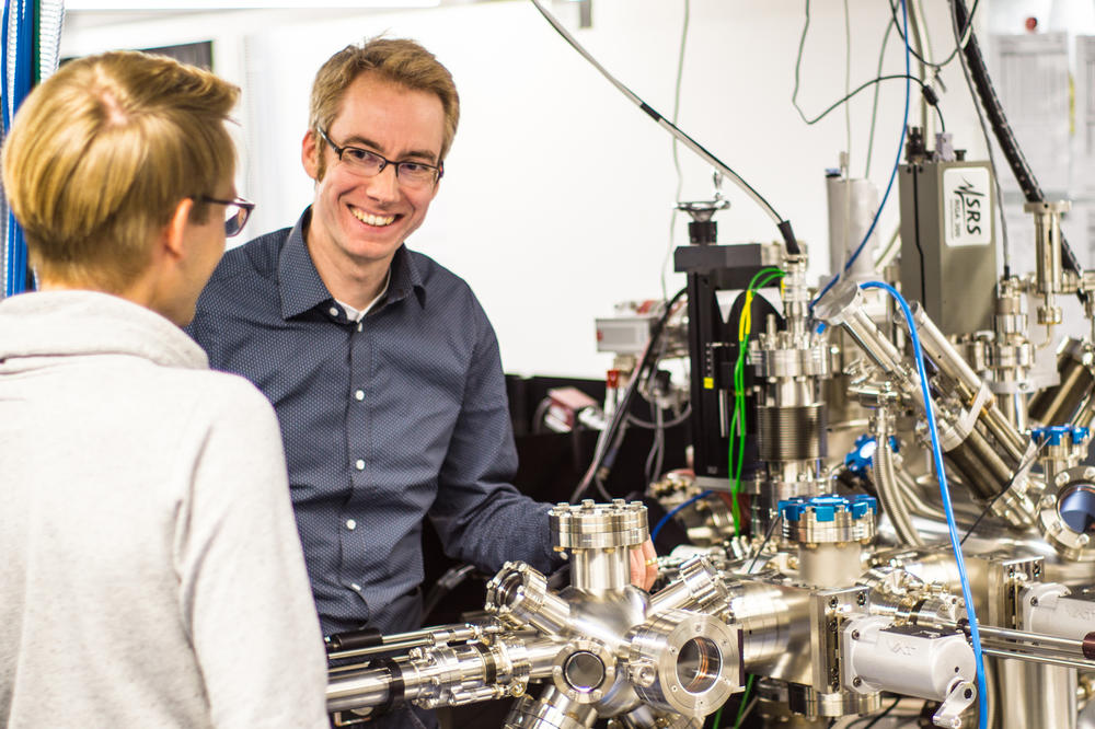 Claus Ropers im Gespräch mit seinem Doktoranden Jan Gerrit Horstmann. In der Anlage finden die Experimente zur Beugung mit ultrakurzen Elektronenpulsen statt.