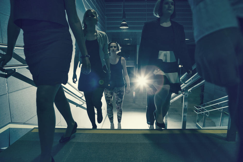 Dunkelheit macht Angst: Viele Menschen fühlen sich abends unsicher in schlecht beleuchteten U- und S-Bahnhöfen und in Tunneln.