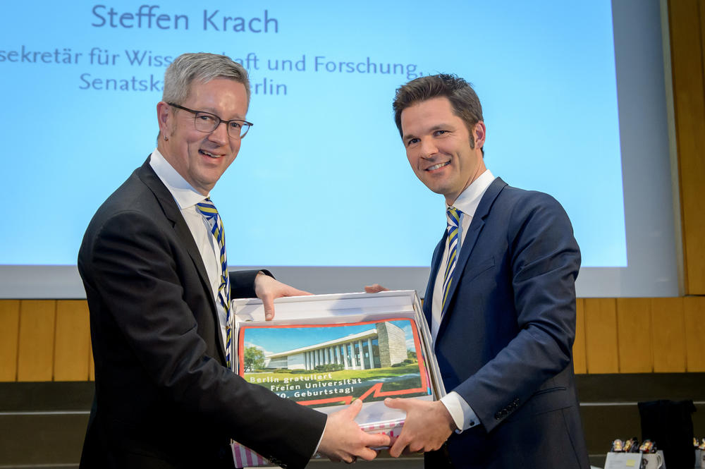 Staatssekretär und Alumnus Steffen Krach (r.) überreichte Universitätspräsident Günter M. Ziegler eine Henry-Ford-Bau-Geburtstagstorte.