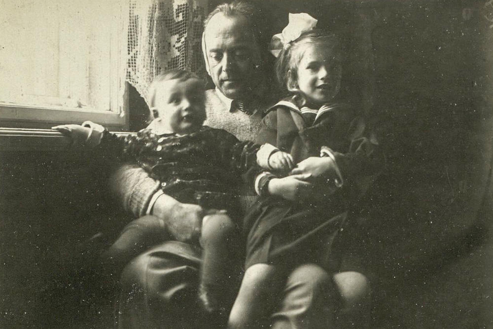 Der Schriftsteller und Essayist Hermann Borchardt starb nahezu unbekannt im amerikanischen Exil. Das Bild (um 1932/33 aufgenommen) zeigt Borchardt mit seinen Kindern Hans (geb. 1930) und Susanne (geb. 1926).