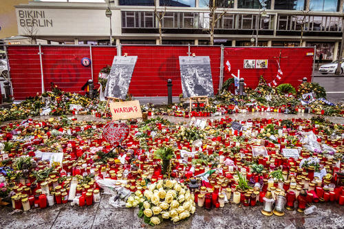 Mourning for the victims: On December 19, 2016, the Tunisian Anis Amri drove a truck into a booth alley of the Christmas market at the Kaiser Wilhelm Memorial Church in Berlin. Twelve people lost their lives, and 55 were injured.